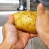 Preparando batatas no churrasco
