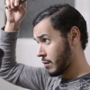 Como um homem endireitar seu cabelo