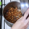 Fazendo farinha de amêndoa ou farinha de amêndoa