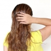 Aplique óleo de amêndoa no cabelo