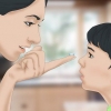 Colocar lentes de contato nos olhos do seu filho