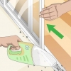 Limpando os trilhos de uma porta de vidro deslizante