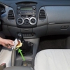 Limpando o tapete do seu carro