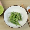 Comer edamame