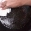 Limpando uma frigideira de ferro fundido queimado