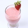 Fazendo um milk-shake de morango