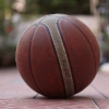 Gire uma bola de basquete em seu dedo