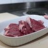 Fritando um bife na panela