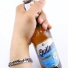 Abrindo uma garrafa de cerveja com uma chave