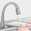 Limpando uma jarra de filtro de água brita