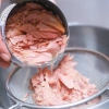 Fazendo um sanduíche de salada de atum