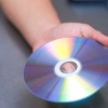Reparando um cd com pasta de dente