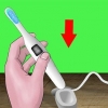 Usando uma escova de dentes elétrica