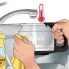 Limpando uma máquina de café com filtro