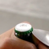 Abrindo uma garrafa sem abridor de garrafas
