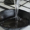 Limpando uma panela de ferro fundido