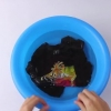 Esticando uma camiseta de algodão