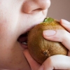 Comer um kiwi