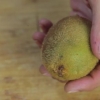 Descasque um kiwi