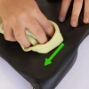 Limpando uma bolsa de couro