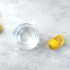 Limpando um microondas com um limão