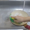 Limpando uma panela com um revestimento antiaderente