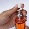 Encha uma garrafa de viagem com perfume