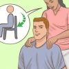 Dando uma massagem no ombro