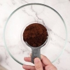 Fazendo uma esfoliação com açúcar e café