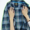 Dobrando uma camisa para viajar