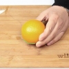 Cortando uma laranja