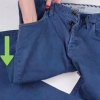 Dobrando um par de jeans