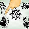 Faça uma tatuagem temporária com delineador
