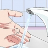 Realize um exame de urina com uma tira de teste