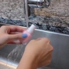 Abrindo uma garrafa presa de esmalte