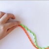 Fazendo um nó quadrado com fio scoubidou