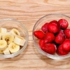 Fazendo um smoothie de iogurte de frutas