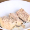 Fazendo um hambúrguer de salmão