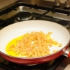 Fazendo carne enlatada assada