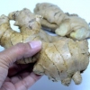 Preparando gengibre para cozinhar ou assar