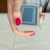 Fazendo truques de mágica com cartas