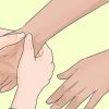 Massageando as mãos