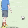 Chute forte com uma bola de futebol