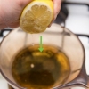 Fazendo xarope para tosse com suco de limão