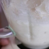 Fazendo sorvete com leite no liquidificador