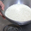 Cozinhar arroz de jasmim em uma panela de arroz