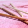 Prenda o cabelo com pauzinhos