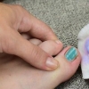 Pinte as unhas dos pés