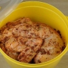 Esfregue o frango com uma mistura seca