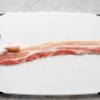 Fazendo salsichas embrulhadas em bacon